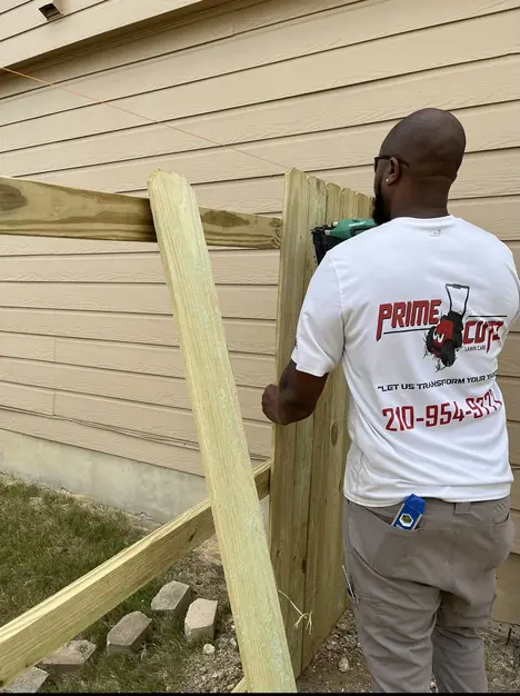 Fence installation contractor building a wood fence in Cibolo, TX